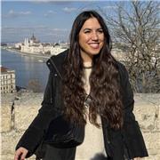 Profesora de Economía imparte clases a niños y adultos de todas las edades